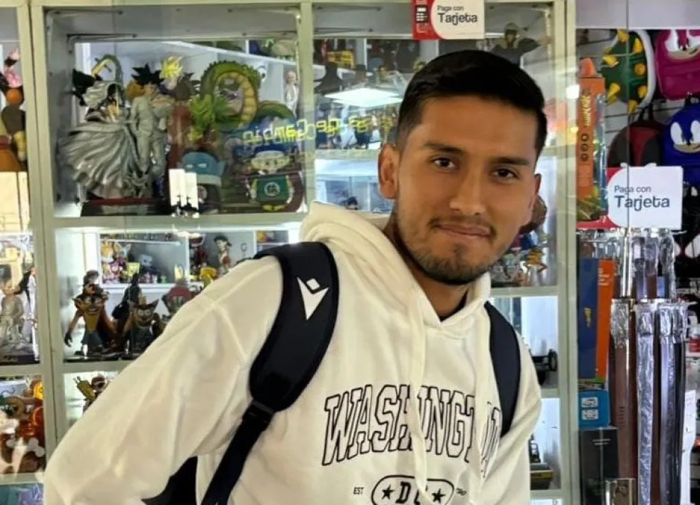 Terrazas tras su arribo a La Paz desde Argelia. Foto: Futbolacho.