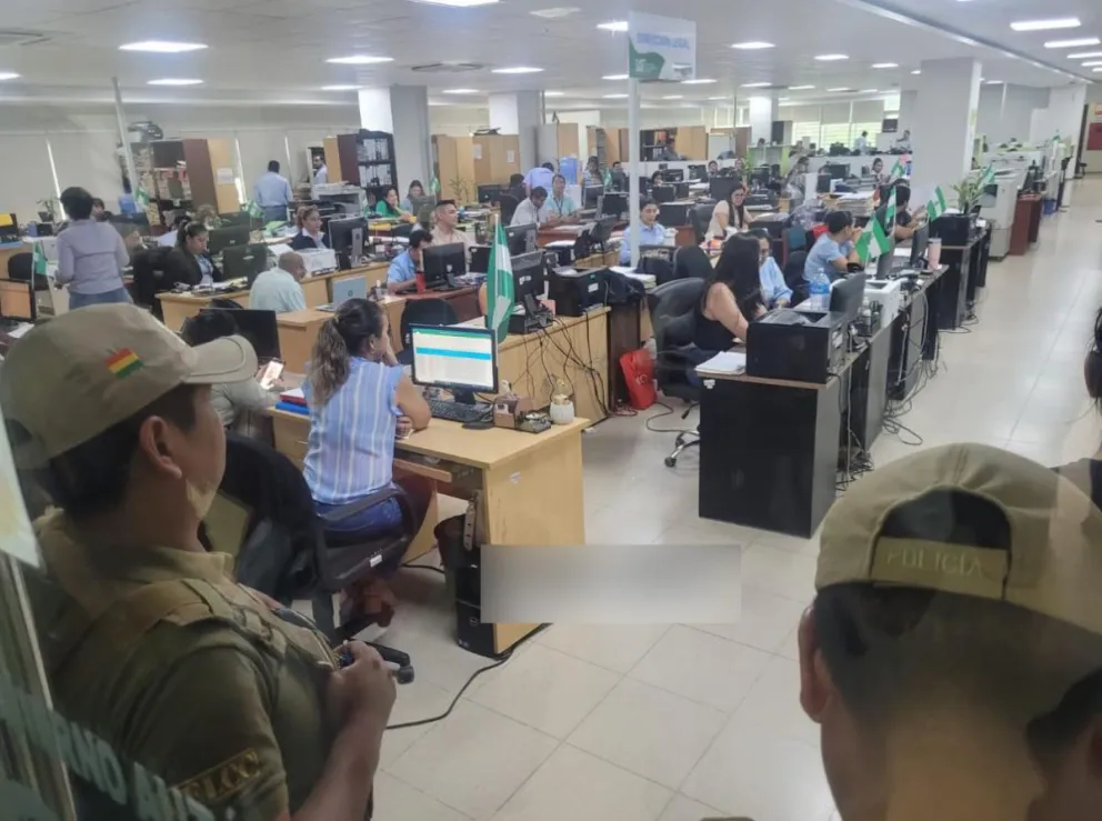 Los uniformados y fiscales allanaron los predios de la Quinta Municipal, con los funcionarios ediles aún dentro. Foto: DTV