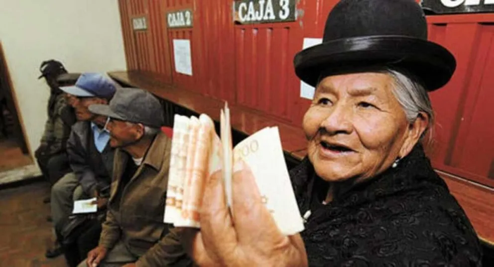 Una jubilada luego de cobrar su renta. Foto: ABI