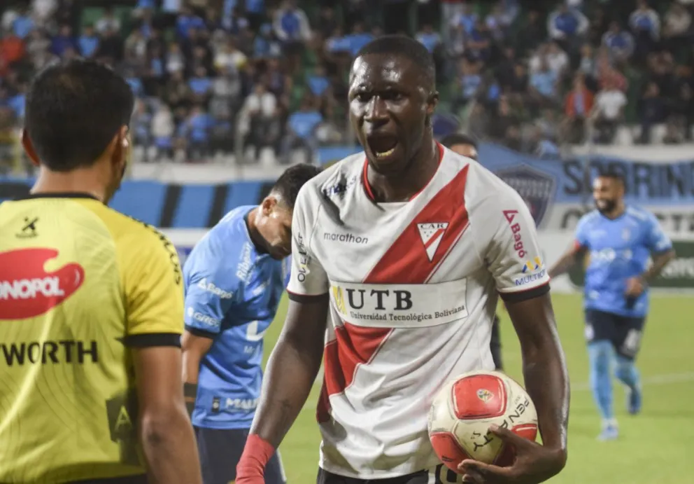 El defensor Luis Caicedo se dirige al árbitro Bladimir Rueda en el partido frente a Blooming. Foto: APG