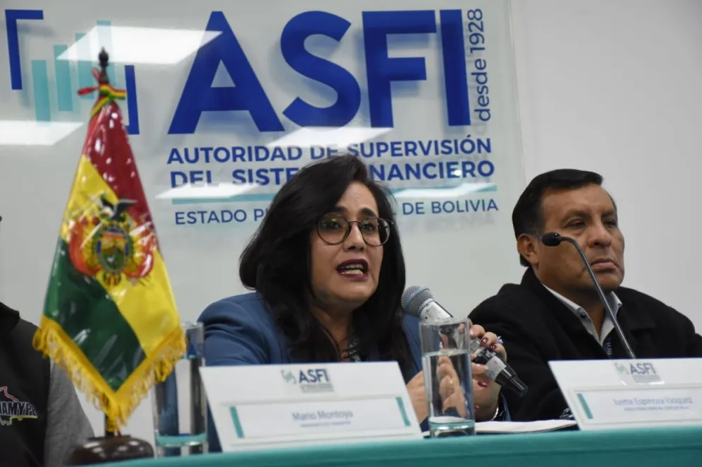 Ivette Espinoza, directora de la ASFI, brinda conferencia de prensa. Foto: APG