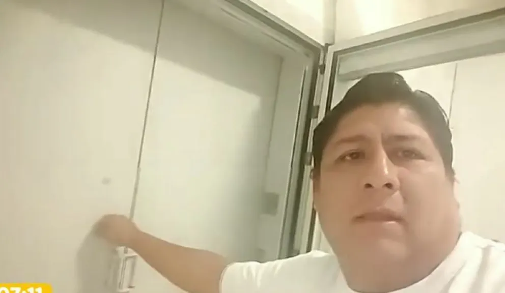 Kevin Laura muestra el refugio antibombas en su departamento. Foto: Captura de video