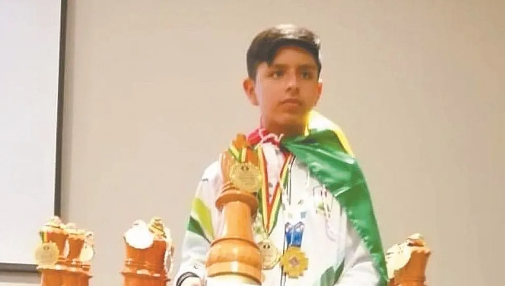 Ticona sostiene uno de los varios trofeos que ganó. Foto: Federación Boliviana de Ajedrez.