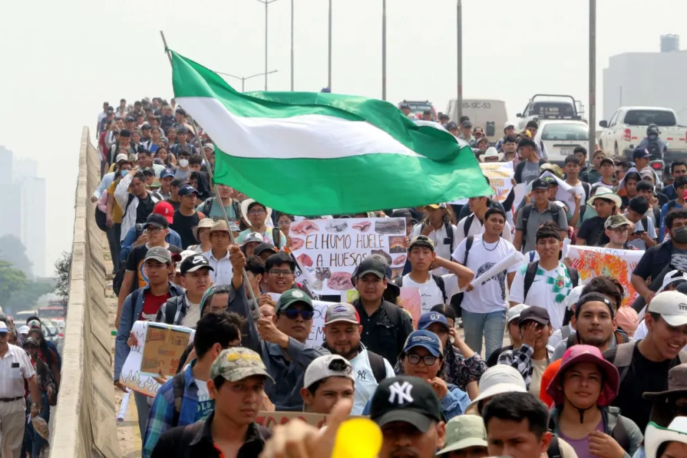 Foto de archivo de manifestantes que protestan en contra de lo que consideran un "desastre ecológico" debido a los incendios forestales en Bolivia. Foto: EFE