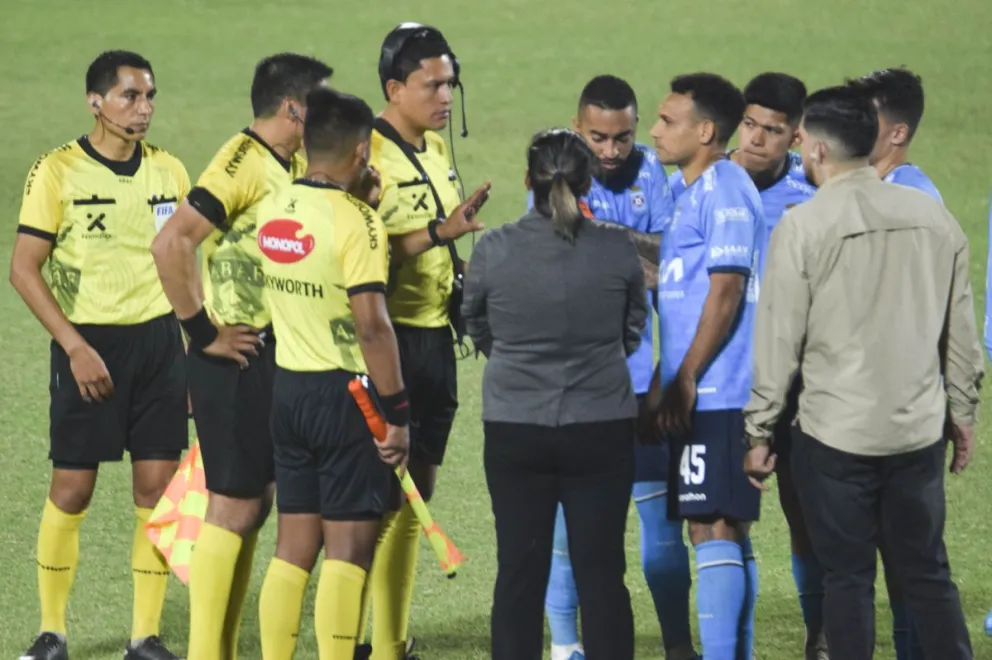 Jugadores de Blooming conversan con el árbitro del compromiso y sus colaboradores del pasado 26 de septiembre. Foto: APG