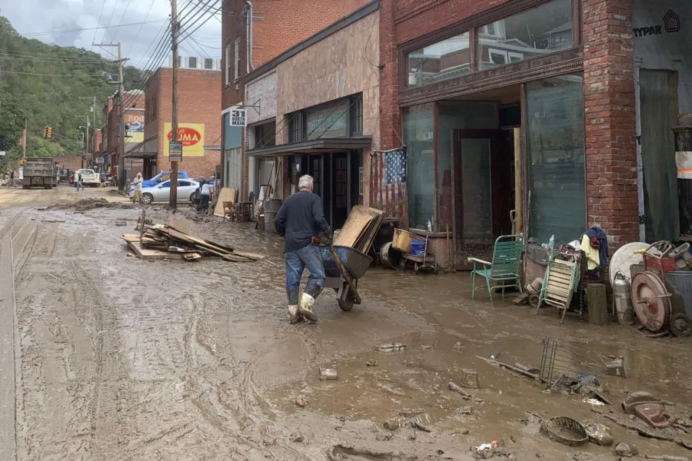 Un hombre camina en medio de una calle afectada por el paso del huracán Helene. Foto: EFE