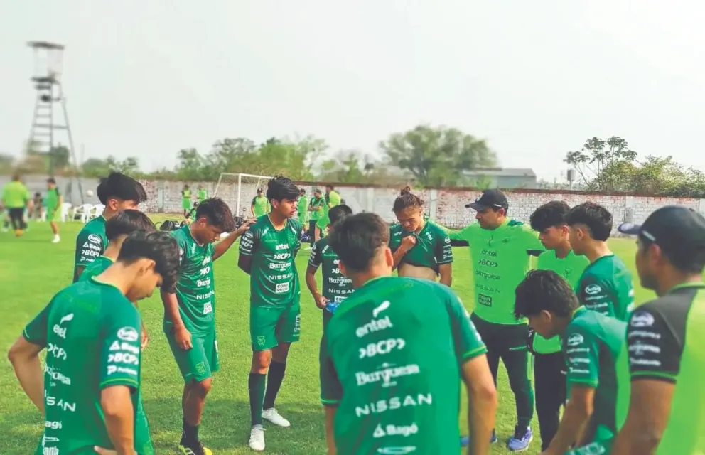 Bernardo Aguirre, DT de la selección Sub-15, en la charla inicial antes de un trabajo del plantel en Santa Cruz de la Sierra. El equipo está listo para el Sudamericano. Foto: BA