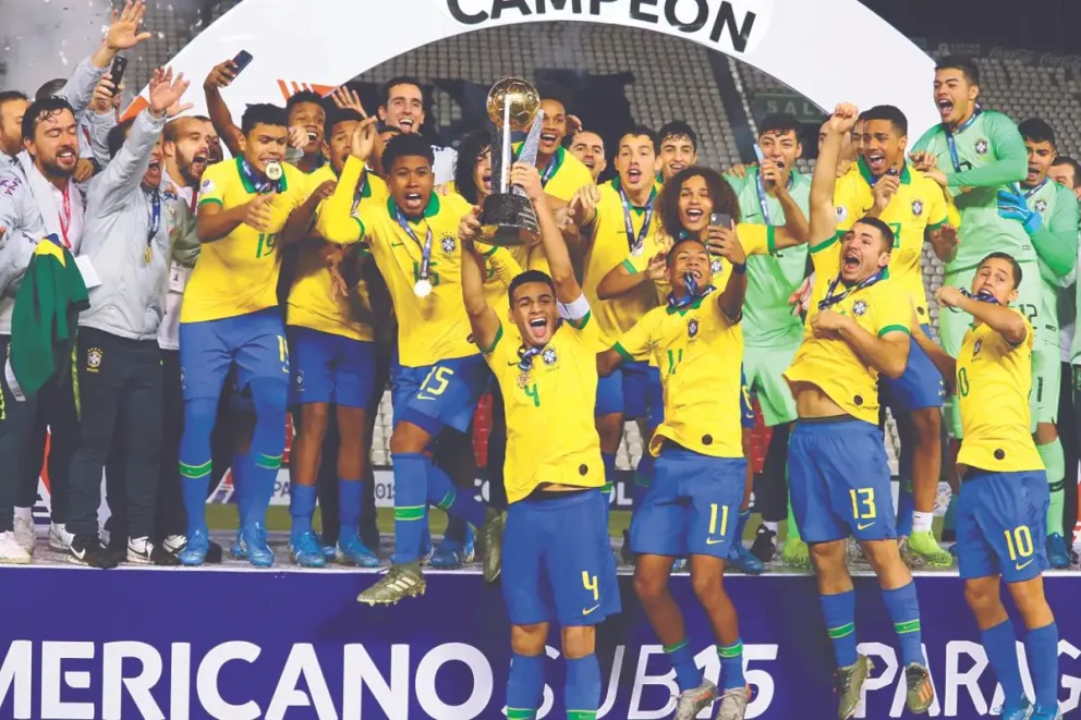 El seleccionado de Brasil festeja el título conseguido en la edición que se cumplió en Paraguay 2019. Foto: Conmebol