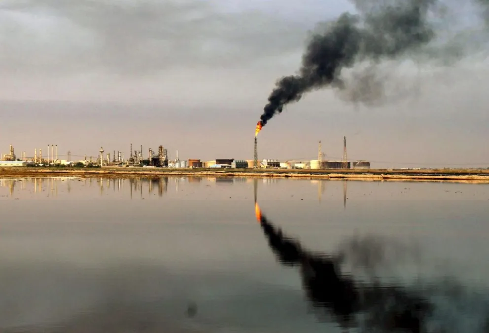 Imagen de archivo de una refinería de petróleo. Foto: EFE / Alaa Al-Shemaree