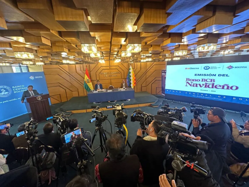 El presidente del BCB, Edwin Rojas, da a conocer las características del Bono Navideño 2024. Foto: BCB.