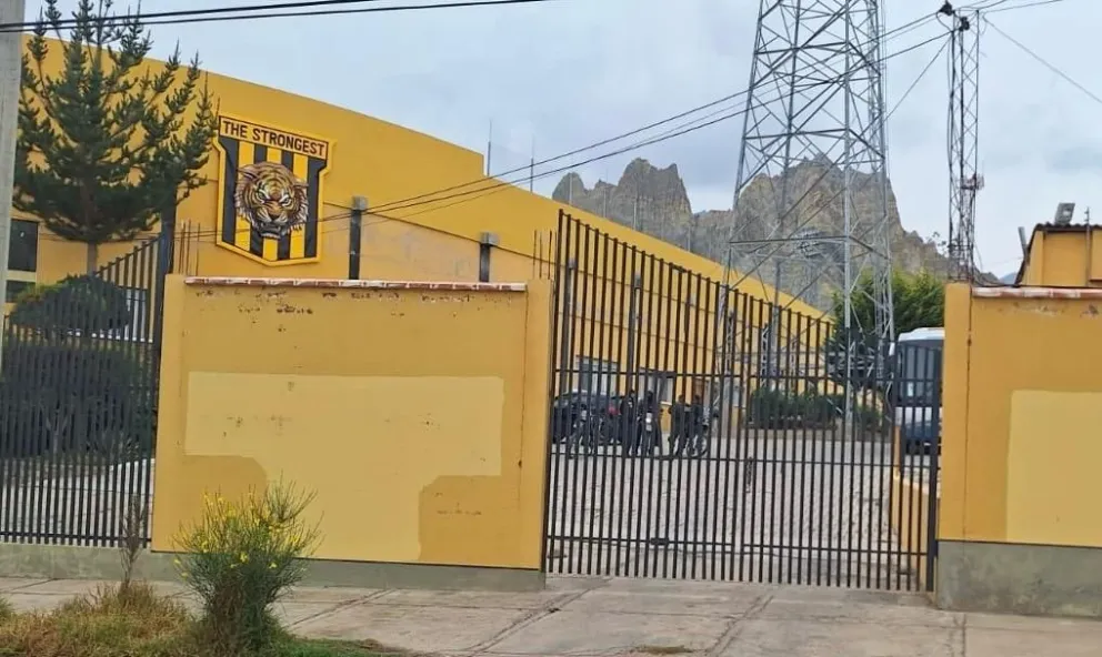 Puertas cerradas en el estadio Rafael Mendoza Castellón. Adentro, patrulleros del PAC y el bus de la selección. Foto: Jorge Asturizaga.