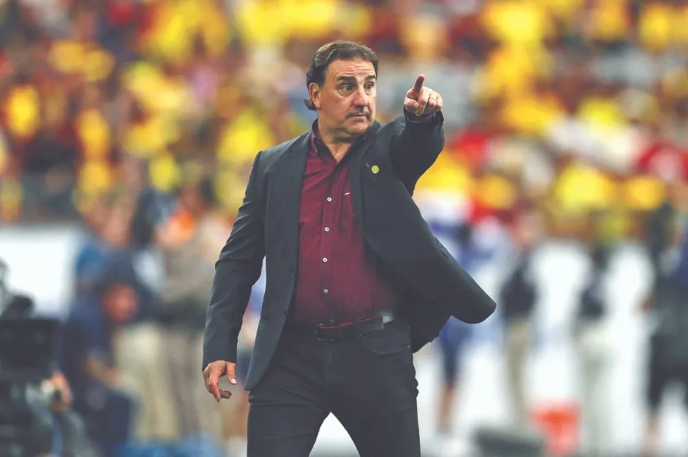 El técnico argentino en uno de los partidos de las eliminatorias. Foto: El Espectador.