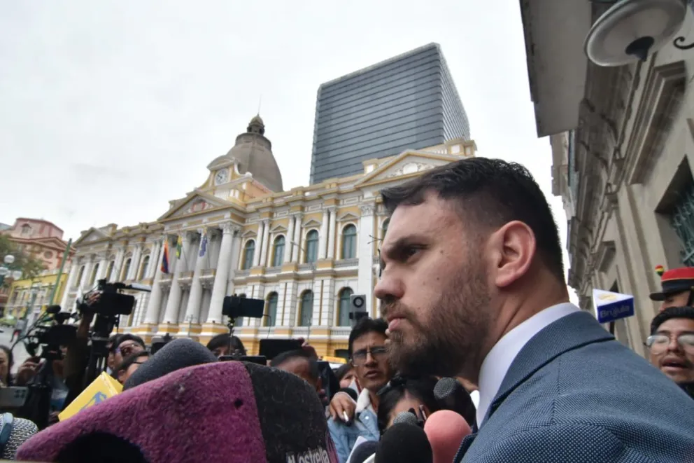 El ministro de Gobierno, Eduardo Del Castillo, declara a la prensa. Foto: APG