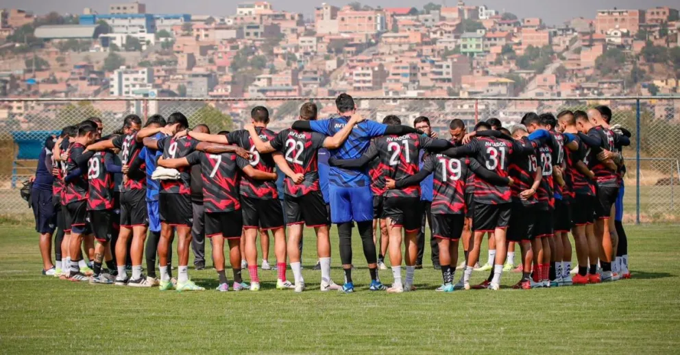 El plantel aviador luego de volver del paro. Foto: Club Wilstermann.