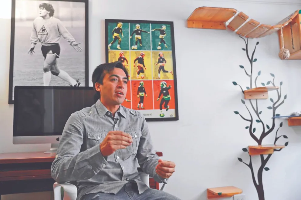 El periodista Felipe Valderrama habla respecto del libro que escribió de Paneso. Foto: EFE.