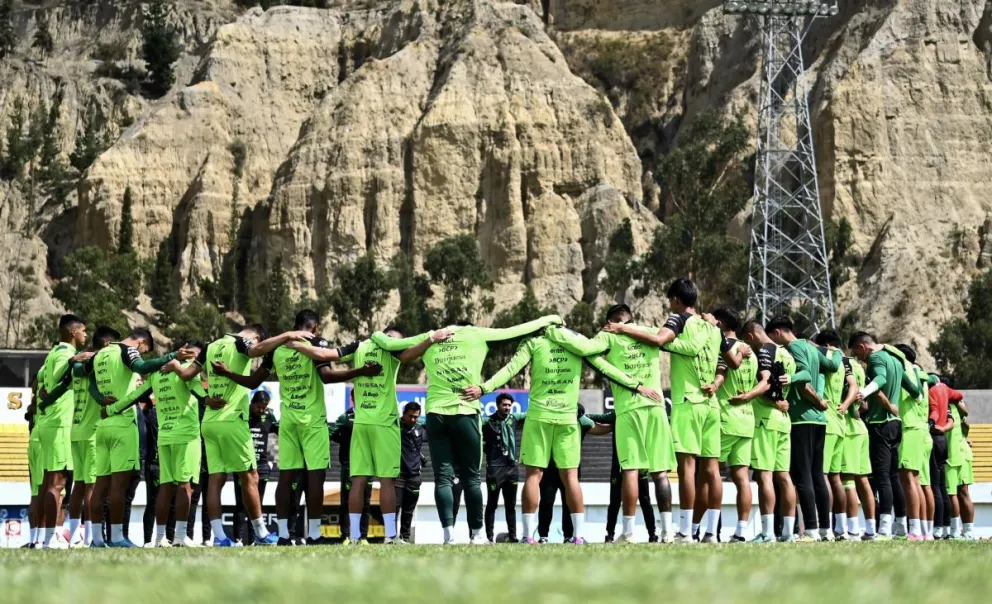 Los jugadores de la selección en la previa de una práctica antes de jugar con Colombia. Foto: FBF. 