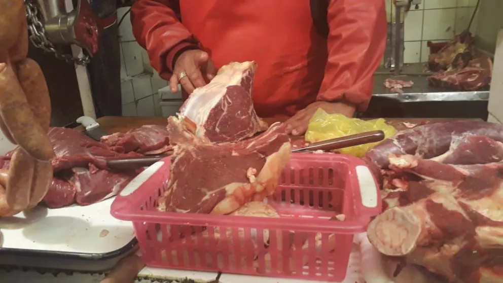 Un puesto de venta de carne en un mercado de La Paz. Foto: ABI