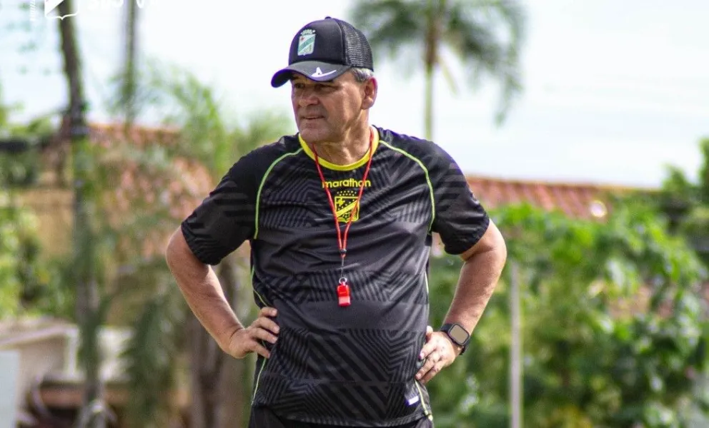 Víctor Hugo Antelo en un entrenamiento cuando dirigía a Oriente. Foto: club Oriente Petrolero