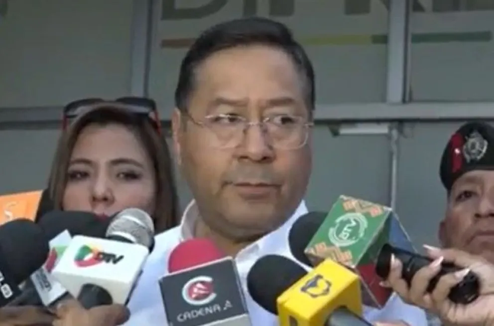 El presidente Luis Arce declara a los periodistas en la ciudad de Santa Cruz. Foto: captura
