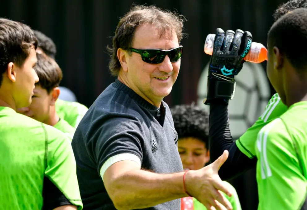El DT Néstor Lorenzo durante su visita a la selección al entrenamiento del Proyecto de Guardametas de la FCF. Foto: FCF.