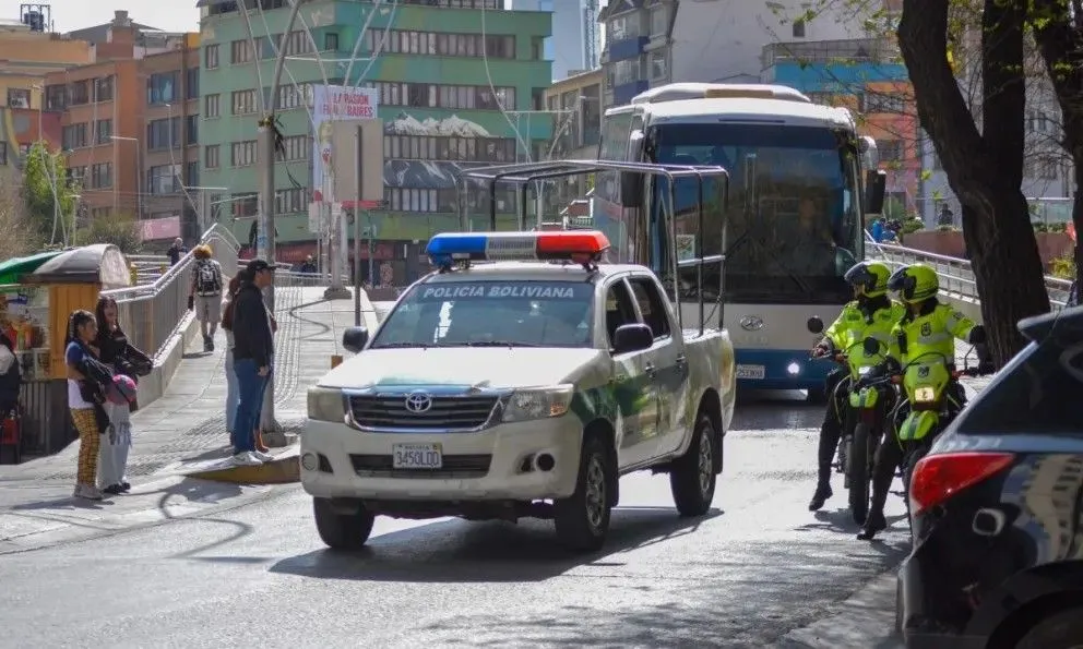 El bus de la selección escoltado por patrulleros y un vehículo de la Policía Boliviana. Foto: APG