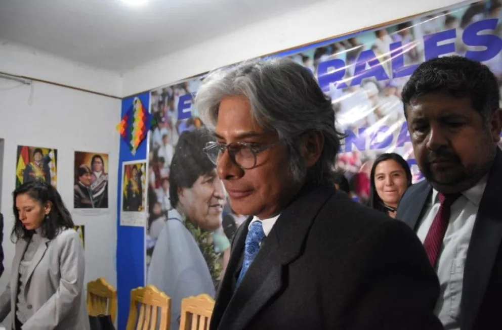 El equipo jurídico del MAS "evista" se retira del salón donde brindaron la conferencia de prensa. Foto: captura