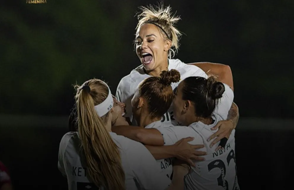 Chicas del Santos FC festejan uno de sus goles frente a Always Ready. Foto: Conmebol