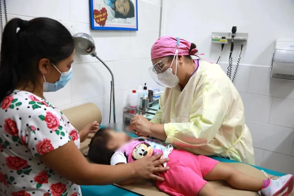 Un menos recibe atención en un hospital, imagen referencial. Foto: igssgt.org