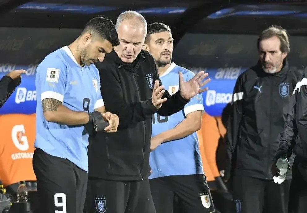 Casi un mes después de su retiro de la selección uruguaya, Luis Suárez  destroza a Bielsa | Visión 360