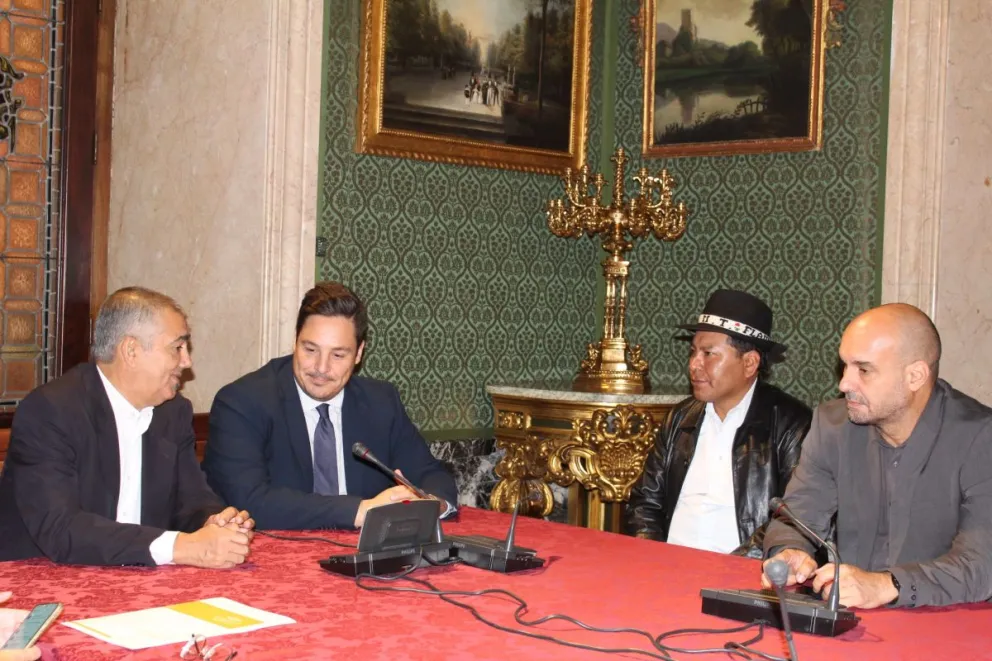  Flavio Merlo con autoridades del municipio español de Sevilla. Foto: Andalucía Solidaria