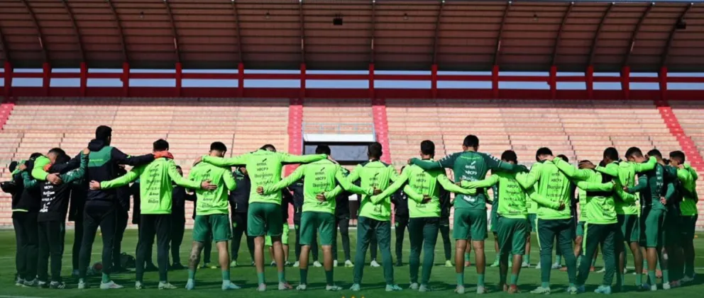 Jugadores y miembros del cuerpo técnico de la Verde antes de iniciar un entrenamiento en el estadio Municipal de El Alto. Foto: FBF