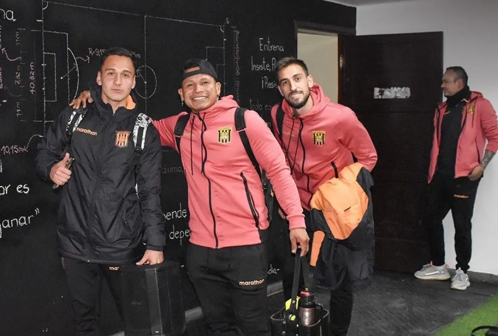 Marcelo Somoya (izq.), Carlos Roca y Luciano Ursino jugadores del aurinegro. Foto: club The Strongest