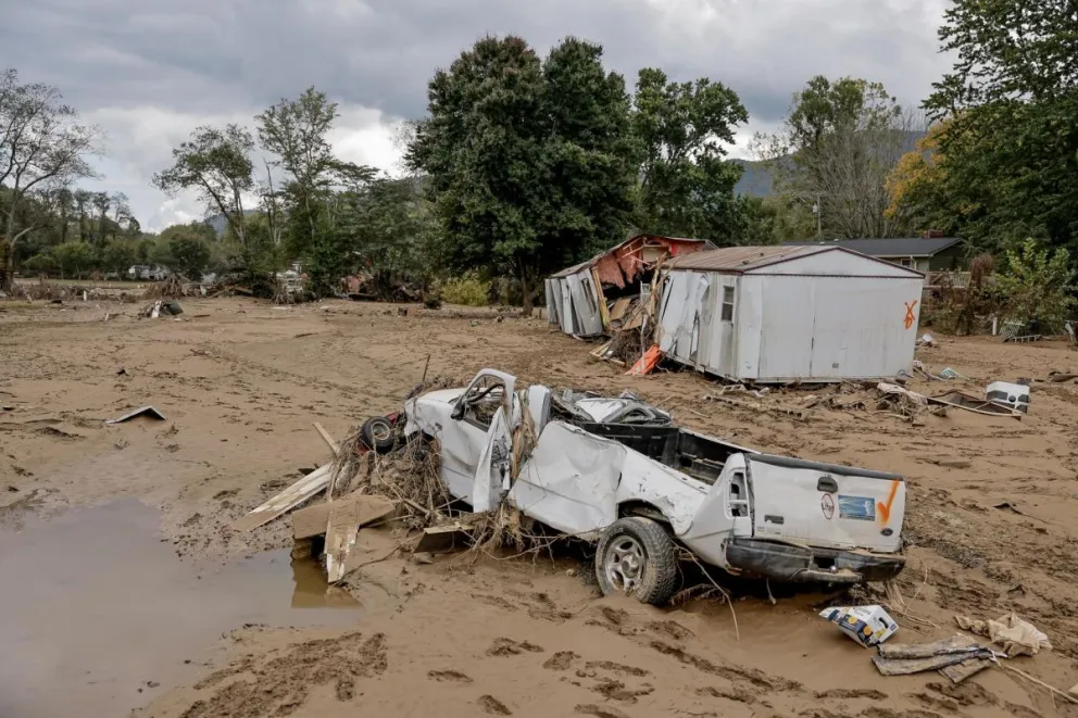 Restos de una casa móvil y un vehículo en Swannanoa, Carolina del Norte. Foto: EFE