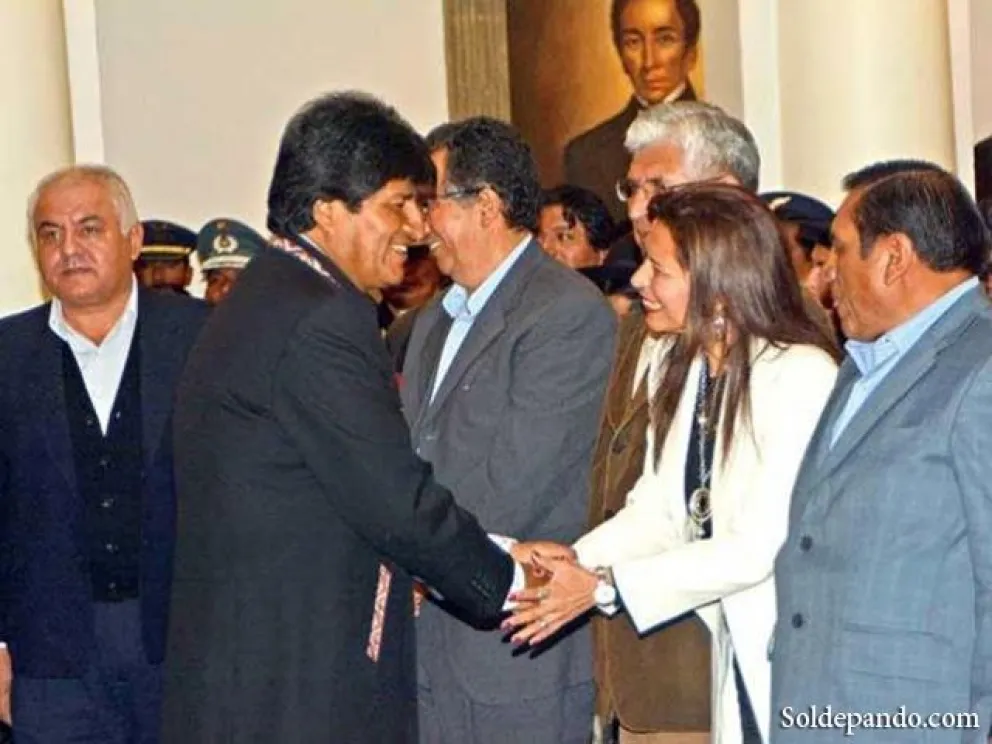 Sandra Gutiérrez saluda al expresidente Evo Morales cuando fue posesionada en el cargo de Ministra de Justicia, en 2014. Foto: RRSS