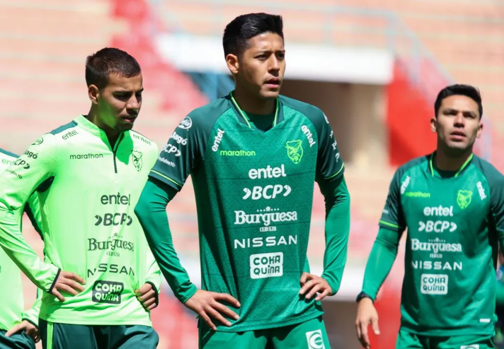 Ramiro Vaca (centro) junto a Robson Matheus y Carmelo Algarañaz en el estadio Municipal. Foto: FBF