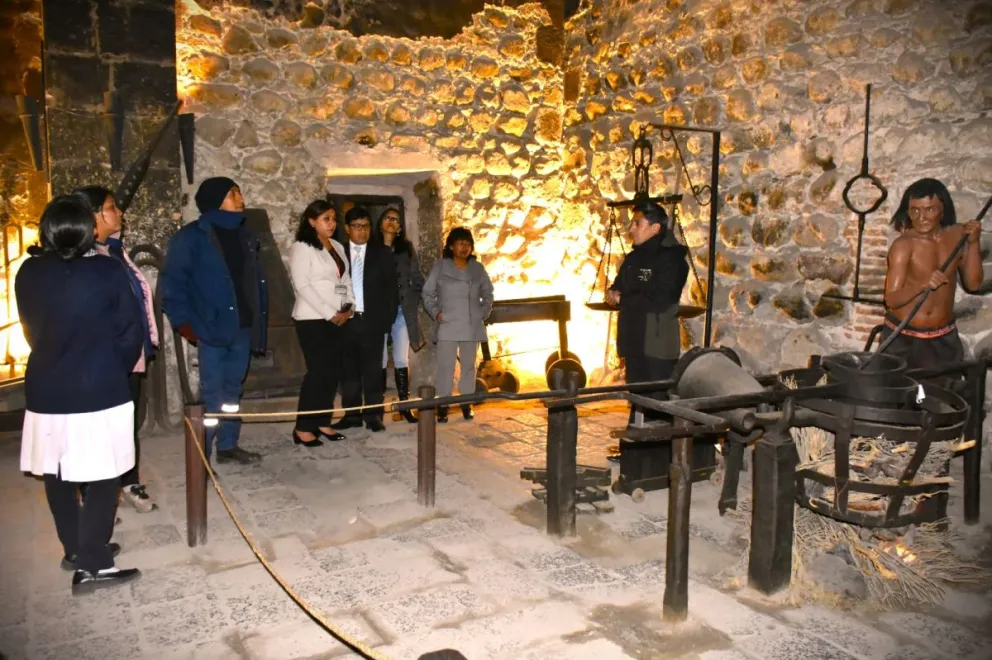 Una guía explica el recorrido a un grupo de visitantes. Foto: CNM