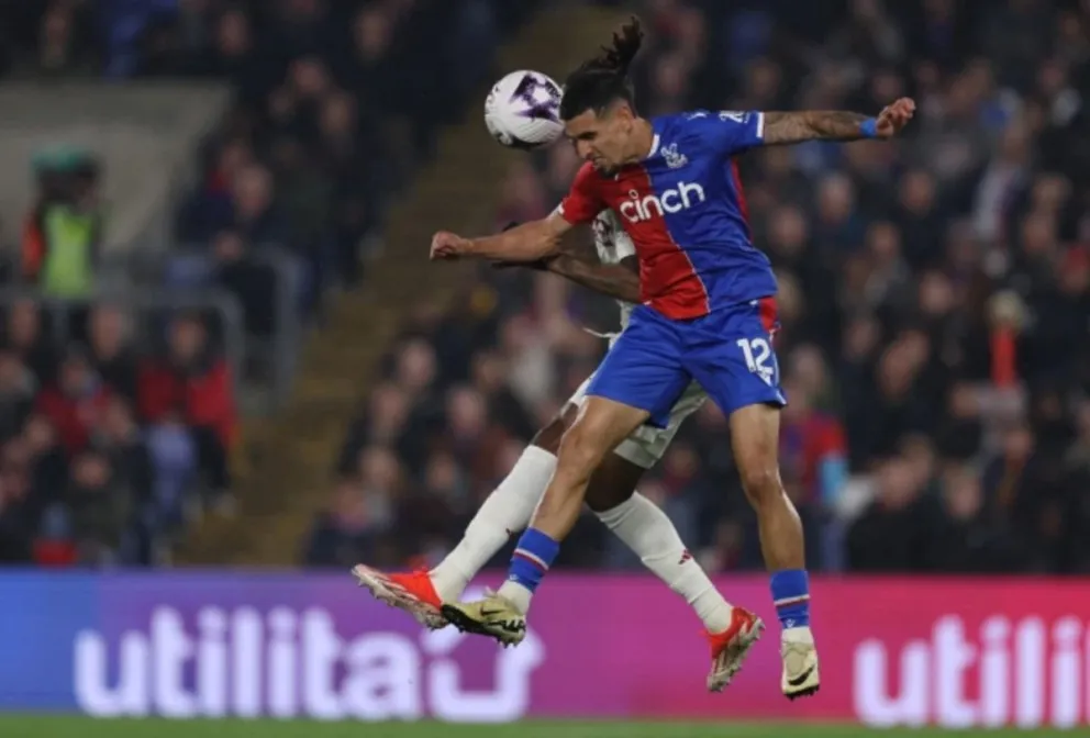 Daniel Muñoz durante un partido en el elenco inglés. Foto: Win Sports