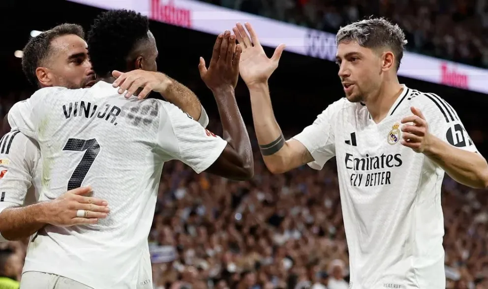 Vinicius (7) es felicitado por Dani Carvajal (der.), quien se retiró lesionado, y Valverde, autor del primer gol. Foto: Real Madrid.