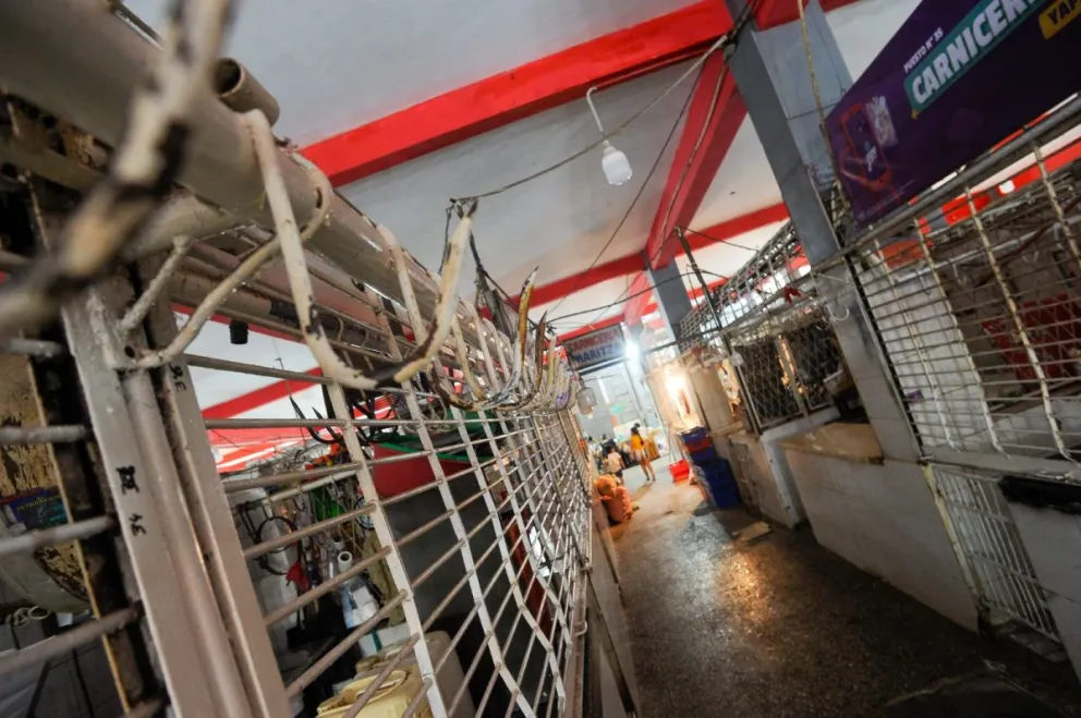 Puestos de venta de carne cerrados en Santa Cruz, este sábado. Fotos: APG