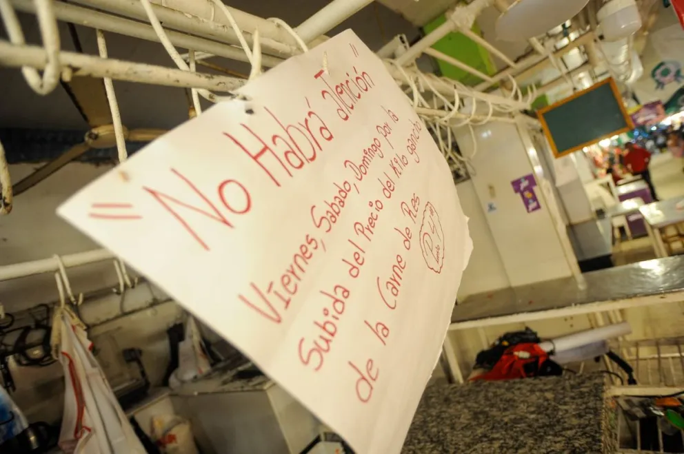 Un cartel de un puesto de venta de carne en Santa Cruz durante el paro. Foto: APG