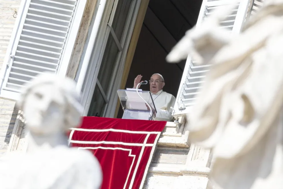 El Papa Francisco se dirige a la multitud desde la ventana del Palacio Apostólico con vista a la Plaza de San Pedro durante la oración del Ángelus, Ciudad del Vaticano. Foto: EFE
