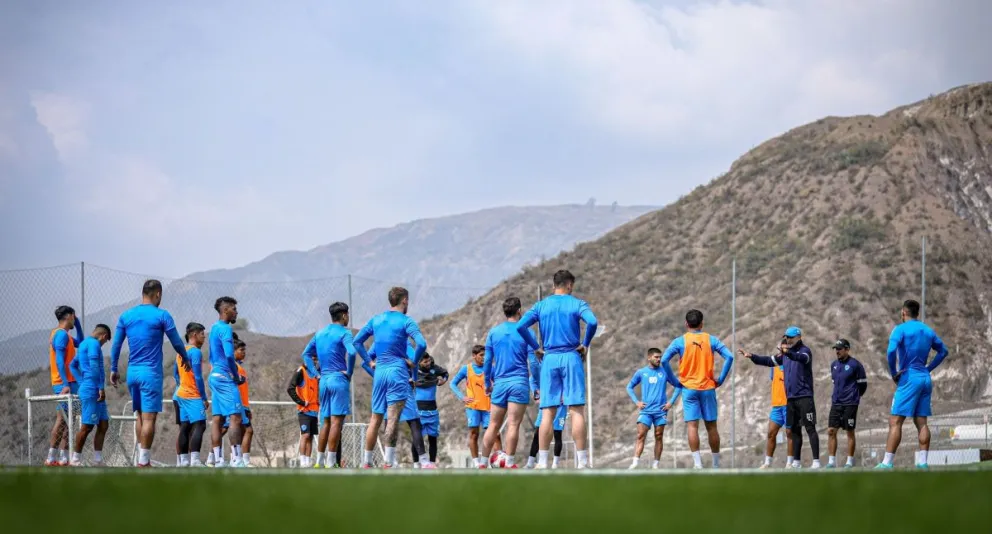 Robatto da instrucciones durante una práctica en Ananta. Foto: Club Bolívar.