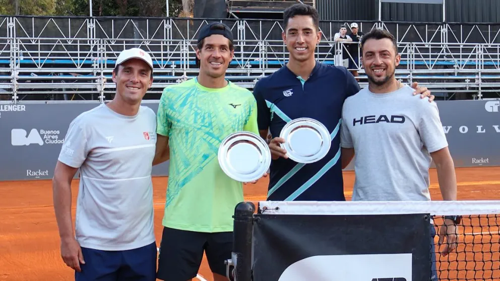 Dellien (de azul) junto a su compañero tras ganar en Argentina. Foto: Murkel Dellien.