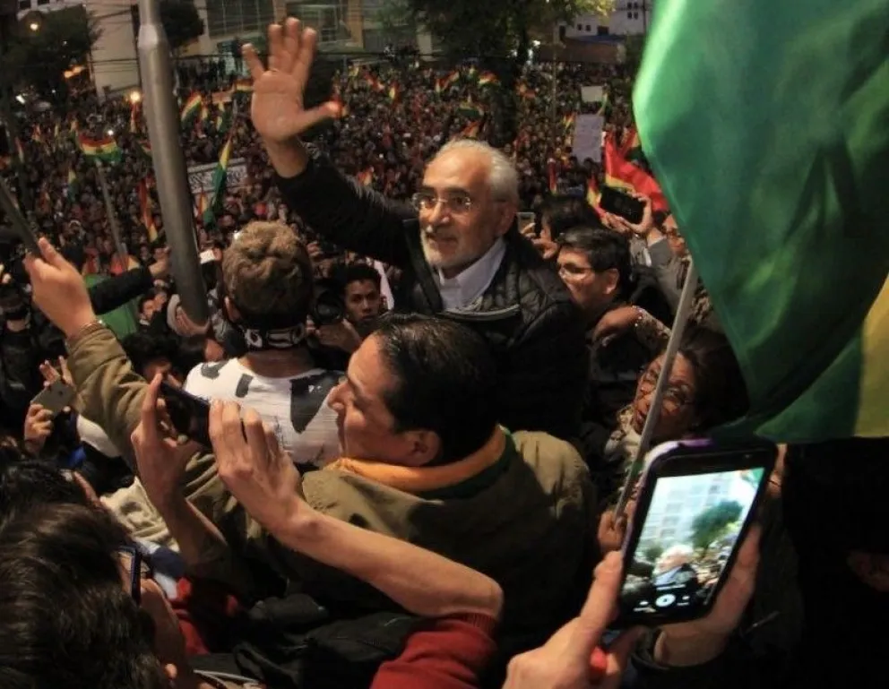 Mesa rodeado de seguidores. Foto: @carlosdmesag