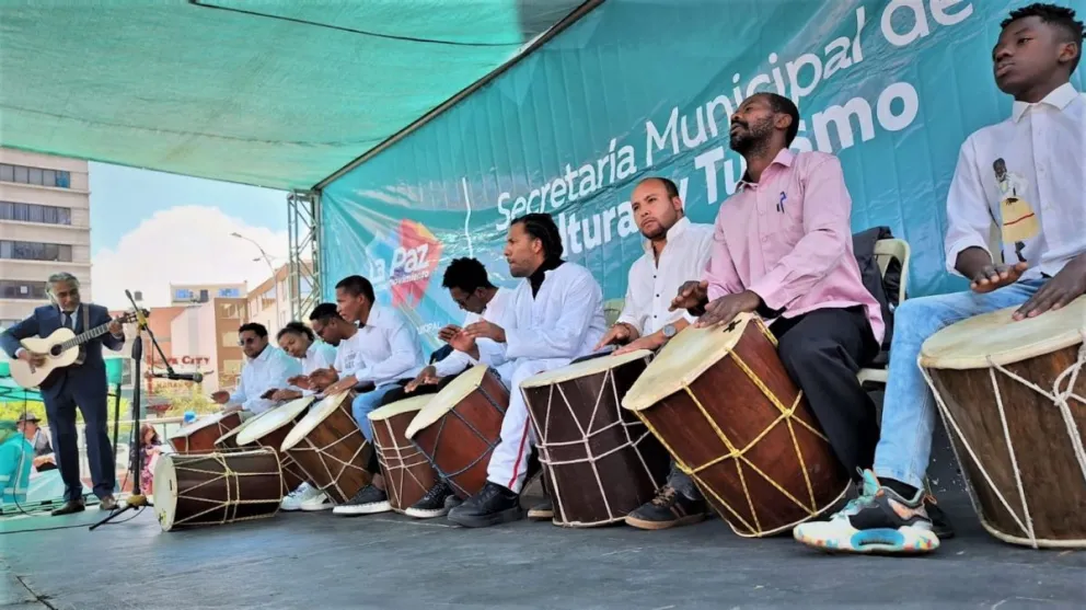 Claure interpreta una cueca  junto a los tambores afrobolivianos.    Foto: Leny Chuquimia / Visión 360