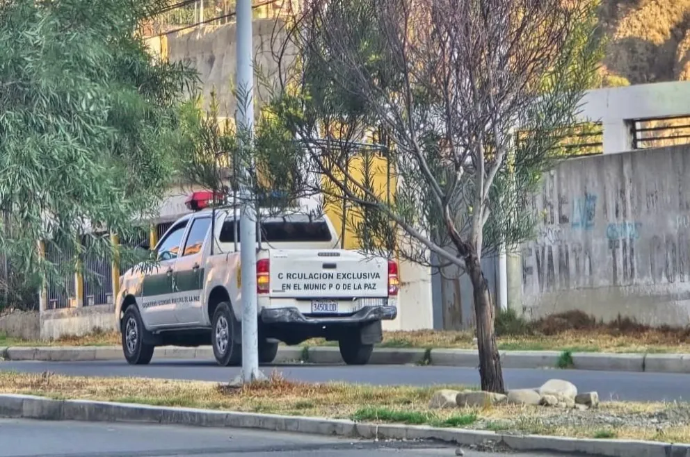 Una camioneta de la Policía estacionada detrás de una de las curvas del estadio Rafael Mendoza Castellón. Foto: Sports 360.