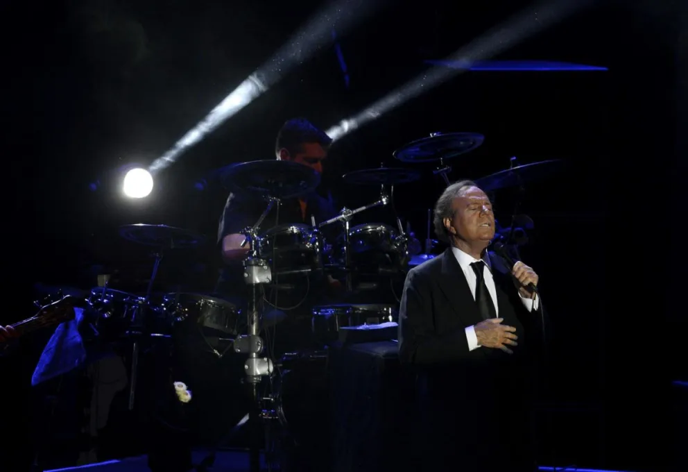 El cantante Julio Iglesias en su actuación en el Ulker Arena en Istanbul el 14 de marzo 2015. Foto: EFE 