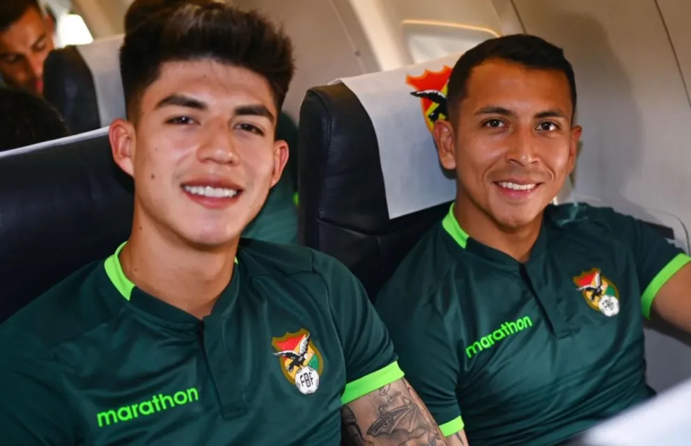 Gabriel Villamil (izq.) y Roberto Fernández en el anterior viaje de la selección a Santiago. Ambos y Lucas Chávez llegarán este lunes a La Paz. Foto: FBF