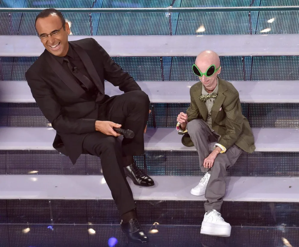 EL presentador Carlo Conti con el estudiante italiano Sammy Basso, quien padecía el síndrome de progeria de Hutchinson-Gilford. Foto: EFE