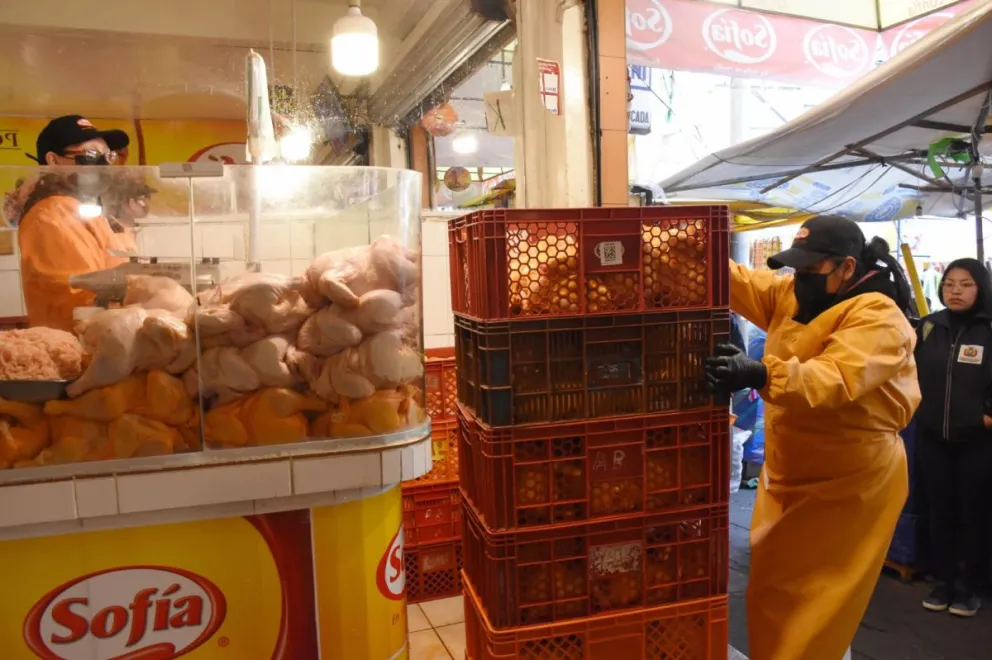 Venta de pollos en un mercado de La Paz. Foto: APG